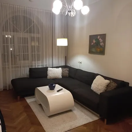 3-toaline Ajaloolises Majas Apartment *
